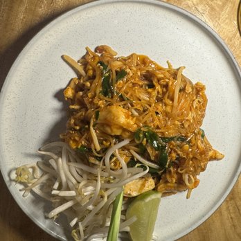 SaiTong Thai - Pad Thai with chicken - Thai Near Me - New York, New York SaiTong Thai - Pad Thai with chicken - Thai Near Me - New York, New York