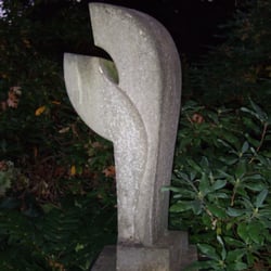 Gedenkstätten - Die von Kurt Schwitters geschaffene Skulptur auf seinem Grabstein heißt "Herbstzeitlose".