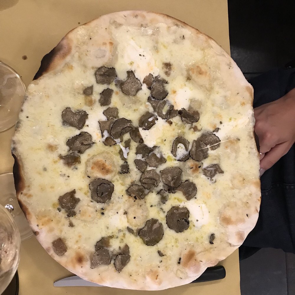 Il Corallo - Truffle and mozzarella. Truffle taste was not over bearing - Pizza Near Me - Rome, RM Il Corallo - Truffle and mozzarella. Truffle taste was not over bearing - Pizza Near Me - Rome, RM