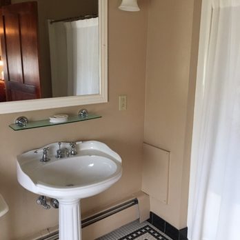 Hotel Ruby Marie - Bathroom - Hotels Near Me - Madison, Wisconsin