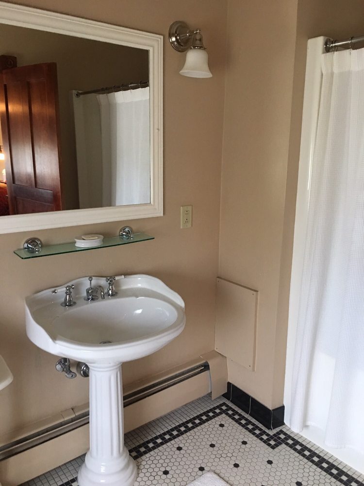 Hotel Ruby Marie - Bathroom - Hotels Near Me - Madison, Wisconsin Hotel Ruby Marie - Bathroom - Hotels Near Me - Madison, Wisconsin