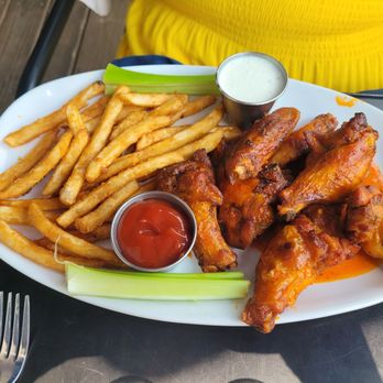 The Dock on Front - Buffalo wings and fries - American Near Me - Mokena, Illinois