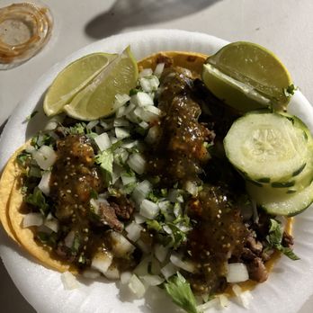 600 Tacos - Beautiful toppings, but the asada and salsa flavor was disappointing. - Tacos Near Me - Long Beach, California