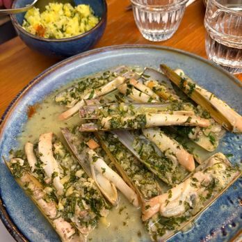Les Demoiselles - Razor clams, couteaux in French. - Bistros Near Me - Paris, 75 Les Demoiselles - Razor clams, couteaux in French. - Bistros Near Me - Paris, 75