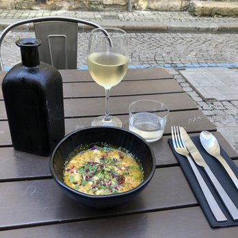Le Chien de Pavlov - Butternut squash soup with rose petals - Bistros Near Me - Bordeaux, 33 Le Chien de Pavlov - Butternut squash soup with rose petals - Bistros Near Me - Bordeaux, 33