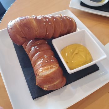 Coronado Tasting Room - Fresh pretzels & mustard - Wine Tasting Room Near Me - Coronado, California
