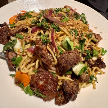 Yard House - Spicy Beef Garlic Noodles. Wasn't spicy at all. I had to ask for siracha. Meat looks better than it tasted sadly. - New American Near Me - Honolulu, Hawaii Yard House - Spicy Beef Garlic Noodles. Wasn't spicy at all. I had to ask for siracha. Meat looks better than it tasted sadly. - New American Near Me - Honolulu, Hawaii