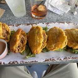 Sunset Bar& Grill - Tostones rellenos de pollo...