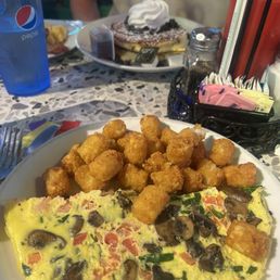Omelette with tater tot's Omelette with tater tot's