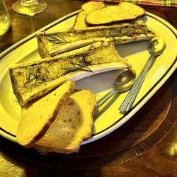 Premiato Forno Cantoni - Bone marrow with bread.