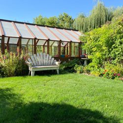 Lavender House - Green house and lawn area