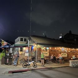 Davis' Pub - Outside