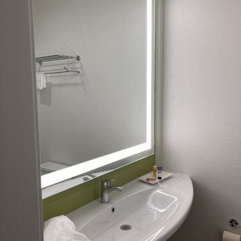 Foothills Motel - The amazing bathroom mirror and sink. - Hotels Near Me - Auburn, California