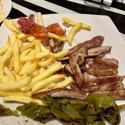 La Caña de Gonzalo - This dish was delicious. Grilled peppers and fresh French fries with grilled pork! Very tasty!