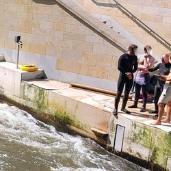 Leinewelle - The "Wavemaster" explains the system to the surfers present.