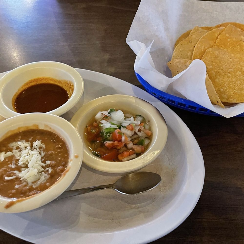 Daisy's Restaurant - Chips and salsa - Mexican Near Me - Los Angeles, California