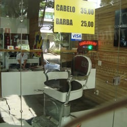 Pinheiro Cabeleireiros - Cadeira vintage que fica para exposição na barbearia.