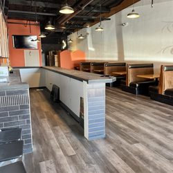 Mac Daddy Wingz and Cheeze - Dining area