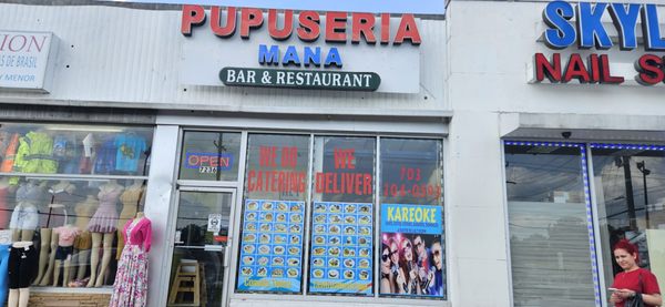 Pupuseria Mana by null