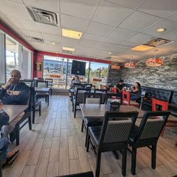 Valentino's NY Pizzeria - Dining room