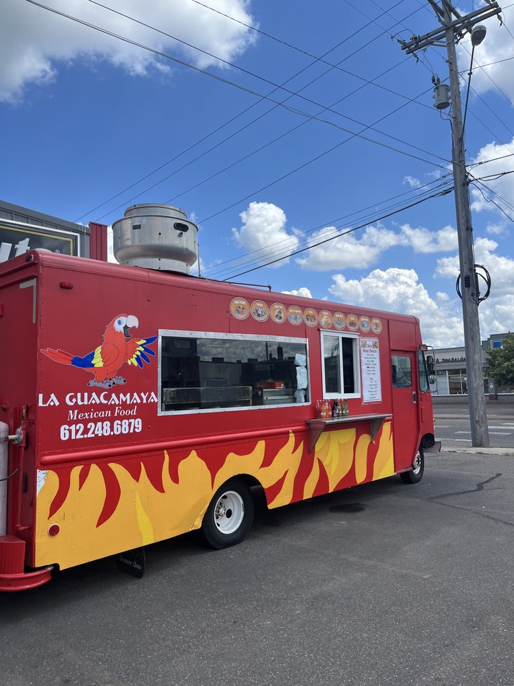 La Guacamaya Logo