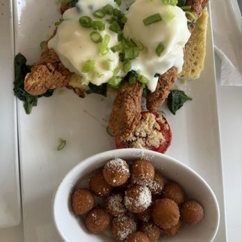 Toasted Del Mar - Southern Fried Chicken Benny - Breakfast & Brunch Near Me - San Diego, California