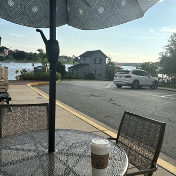 Cafe On The Bay - Outside seating - Bed & Breakfast Near Me - Chesapeake City, Maryland