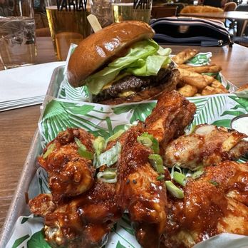 Parlay 6 Brewing - Gucci Gang Wings and a Par Smash Burger - Brewpubs Near Me - Reno, Nevada