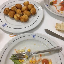 Boliña Viejo - Ensalada mixta, fritos variados en menú de fin de semana  con rabo y chipirones para compartir, todo muy rico como en casa de la amama