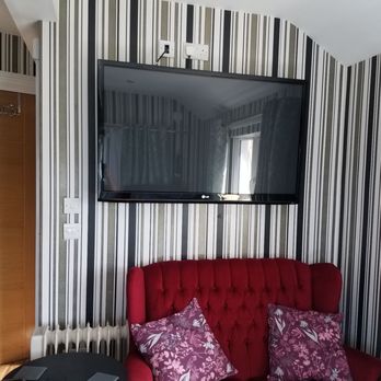 Marie's Bed & Breakfast - Large LG Flat Screen TV to enjoy before bed with a beautiful couch to lounge in. - Bed & Breakfast Near Me - Dublin 5, D