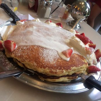 M.A.C. 24/7 - Strawberry chantilly pancakes! Yum! - American Near Me - Honolulu, Hawaii