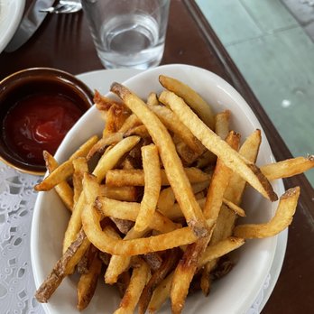 L’Express - Cold, unseasoned fries. - French Near Me - New York, New York