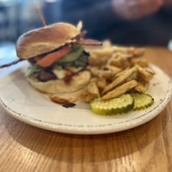 Leo’s Table - Yummy burger