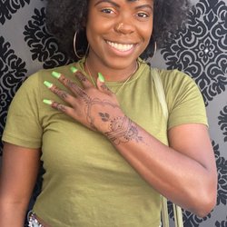 Divine Threading & Lash Studio - Anthem - Book your Jagua Henna with our expert henna artist.