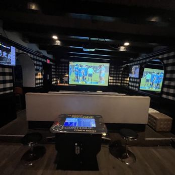 Busby's West - Big tv room - Sports Bars Near Me - Santa Monica, California