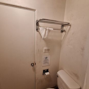 Quality Inn Fallbrook I-15 - Peeling paint and dingy walls. - Hotels Near Me - Fallbrook, California