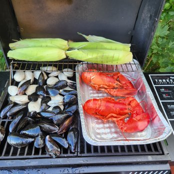 Old Colonial Motel - Lobsters & steamers cooking on the grill !! - Hotels Near Me - Old Orchard Beach, Maine