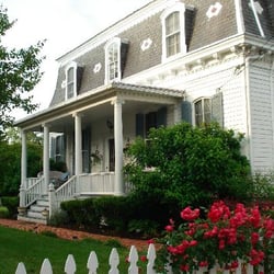 Aida's Victoriana Inn - Back yard of house
