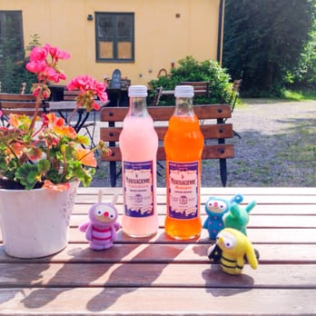 Café Bellevue - la mortuacienne rosa grapefrukt och vän, juli 2015 - Cafes Near Me - Stockholm, Alberta