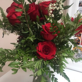 Artemis Designs - Different sized roses some old and some fresh in a lazy put together arrangement - Florists Near Me - Tucson, Arizona Artemis Designs - Different sized roses some old and some fresh in a lazy put together arrangement - Florists Near Me - Tucson, Arizona
