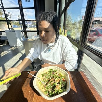 sweetgreen - Healthy Salads, Wraps, and Bowls - kam again eating a Harvest Bowl and doing business on her iPhone - Salad Near Me - Los Angeles, California sweetgreen - Healthy Salads, Wraps, and Bowls - kam again eating a Harvest Bowl and doing business on her iPhone - Salad Near Me - Los Angeles, California