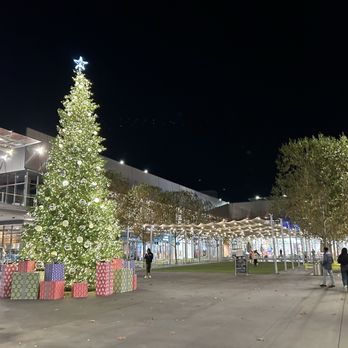 City Center Bishop Ranch - Christmas tree - Shopping Centers Near Me - San Ramon, California