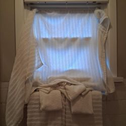 Phillips Historic Motel & Cottages - BATHROOM WINDOW