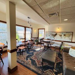 Camden Riverhouse Hotel - Cozy breakfast room with great views!