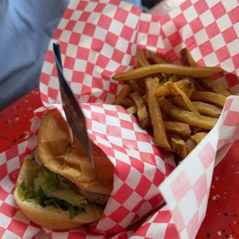 Tommy's Hamburgers - Cheeseburger basket - Burgers Near Me - Fort Worth, Texas Tommy's Hamburgers - Cheeseburger basket - Burgers Near Me - Fort Worth, Texas