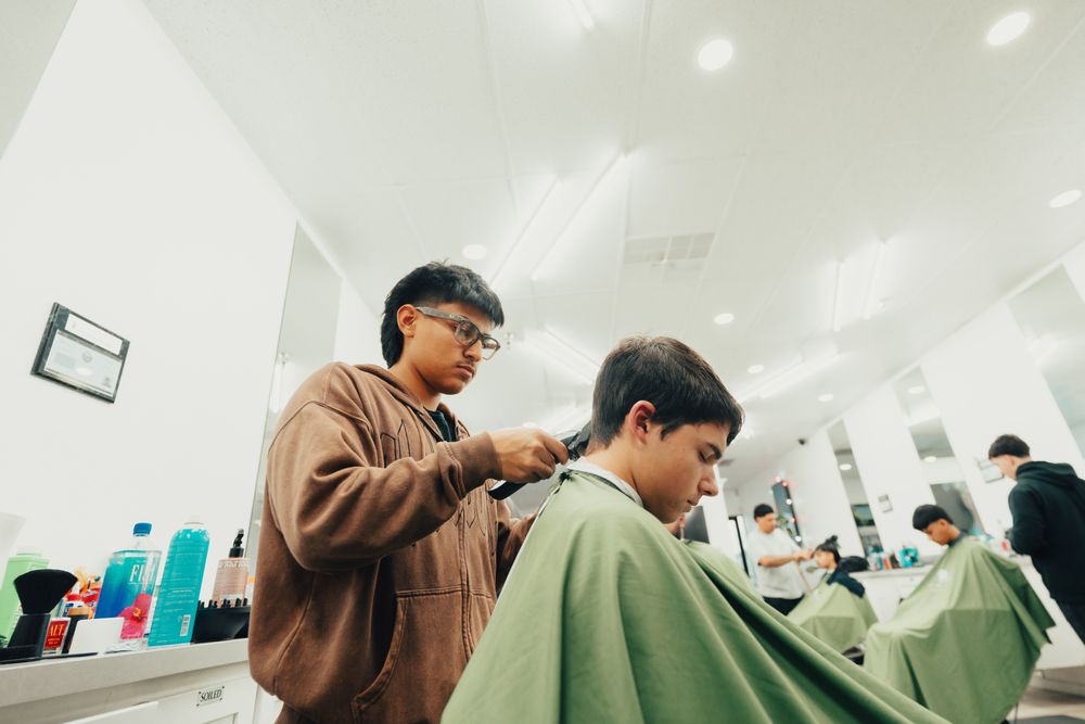 Praise The Razor Logo