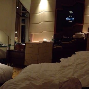 朗廷酒店 - Panoramic view of deluxe king with a rollaway bed. Left window not much of 'city' view. Right window is for bathroom. - Hotels Near Me - Hong Kong, HK 朗廷酒店 - Panoramic view of deluxe king with a rollaway bed. Left window not much of 'city' view. Right window is for bathroom. - Hotels Near Me - Hong Kong, HK