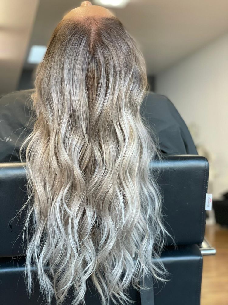 Maydeli's Hair Salon Logo