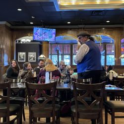 Gulliver's Pizza & Pub - Friday night- the OUT OF THIS WORLD Balloon Guy!!!