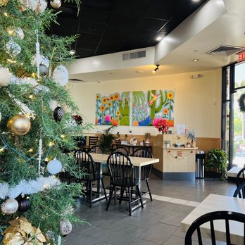 Gina's Kitchen +Catering - Dinning area - Breakfast & Brunch Near Me - Rancho Cucamonga, California